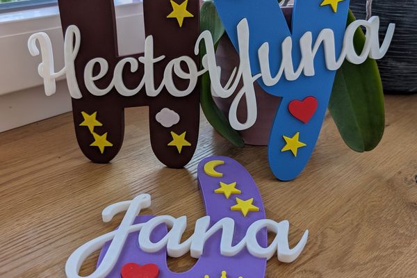 Drei Buchstaben-Türschilder mit den Namen 'Hector', 'Yuna' und 'Jana' in unterschiedlichen Farben